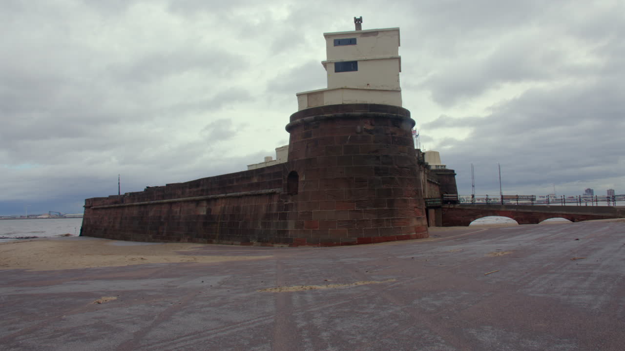 Weitwinkelaufnahme von Fort Perch Rock am Fluss Mersey, am New Brighton Strand