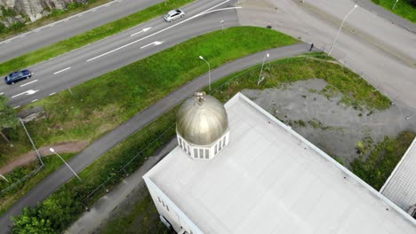 Antenne,-Die-über-Die-Spitze-Der-Dorfkirche-Geht,-Die-Mit-Einem-Kupfernen-Metadach-Bedeckt-Ist