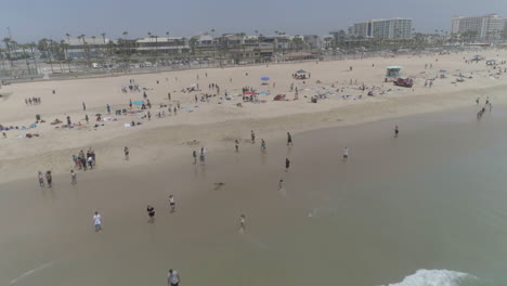 aérea - gente divirtiéndose en la playa