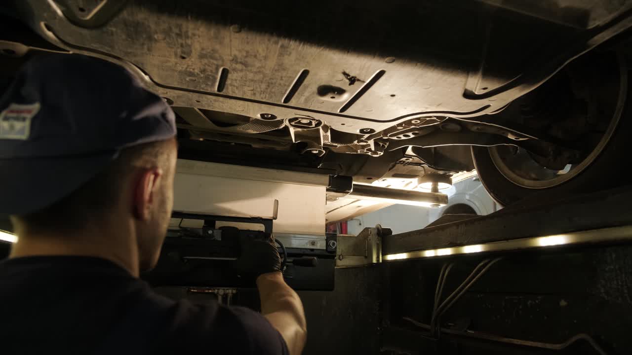 levantar el coche para la inspección del tren de aterrizaje en el servicio de automóviles. reparación y mantenimiento del coche en servicio.