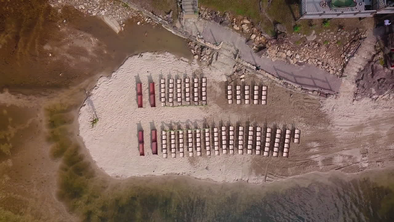 hermoso lugar para bodas en las montañas de carolina del norte a lo largo de un río