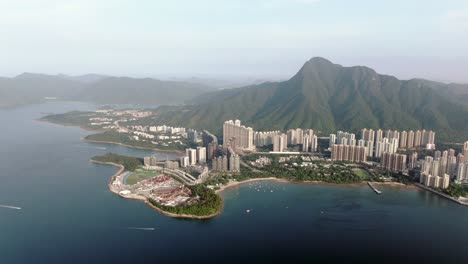 vista aérea del área de hong kong wu kai sha con un moderno complejo de edificios residenciales y la bahía abierta del puerto de tolo