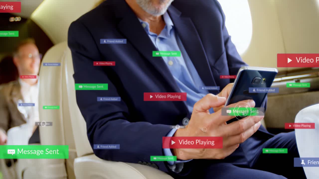비행기에서 스마트폰을 사용하는 백인 고위 사업가에 대한 소셜 미디어 아이콘의 애니메이션