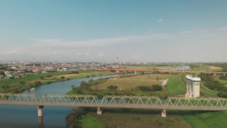 Vista-Aérea-Del-Paisaje-Urbano-De-Fujimi-Desde-El-Río-Arakawa-En-Saitama,-Japón