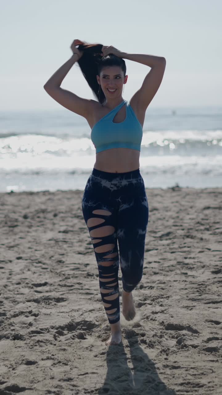 mujer haciendo ejercicio en la playa