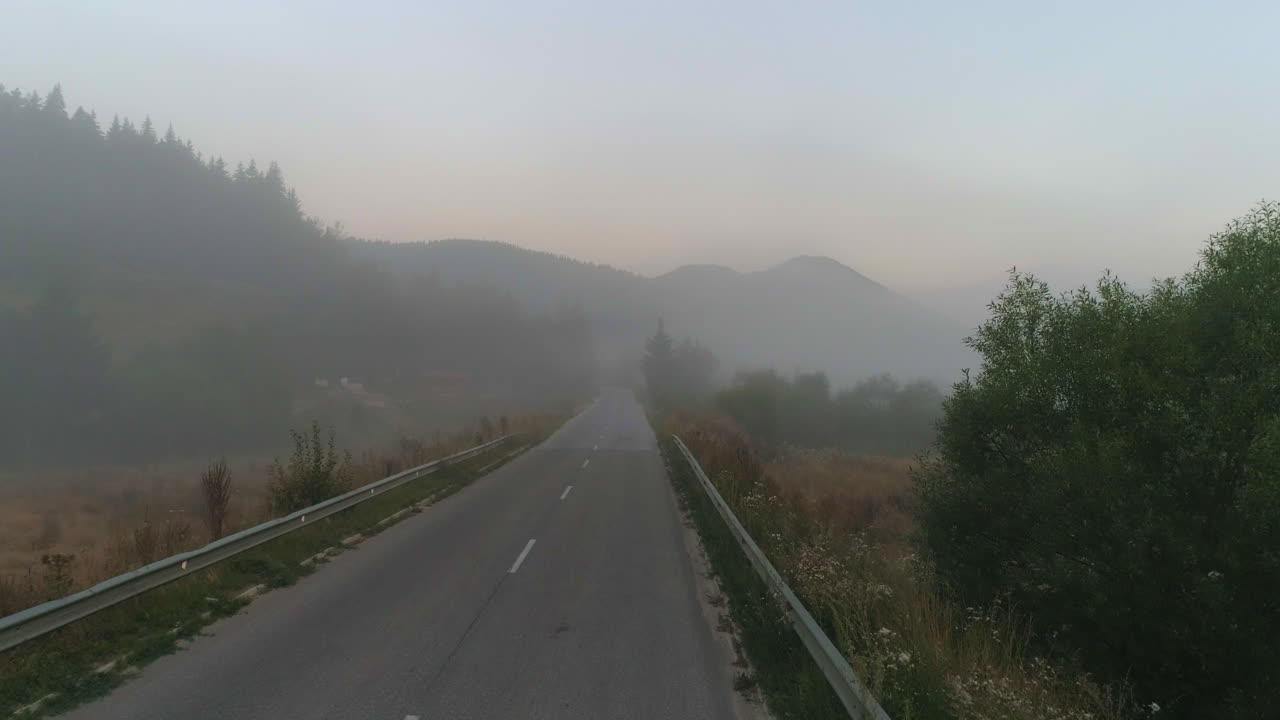 산간 지역의 안개 낀 들판으로 가는 길