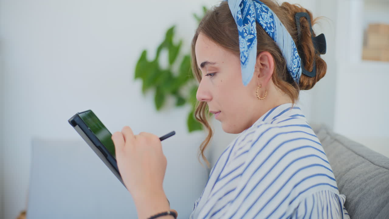 Retrato de Mulher Navegando na Internet