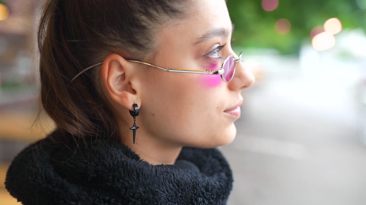 mujer con gafas y pendientes