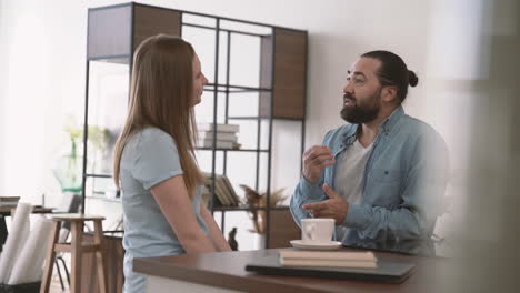 hombre barbudo comienza y discute con una mujer 1