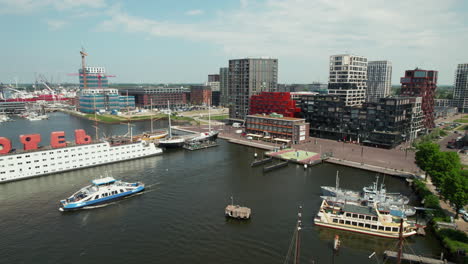 Vista-Aérea-Del-Hotel-Botel-En-La-Terminal-De-Ferry-Nsdm-Wharf-En-La-Ciudad-De-Amsterdam,-Países-Bajos