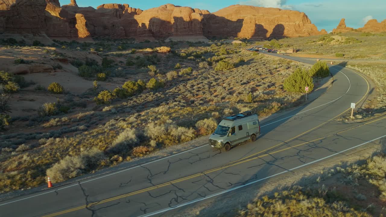 viajando por la carretera cerca del parque nacional arches con puntos de vista panorámicos en utah, ee.uu.