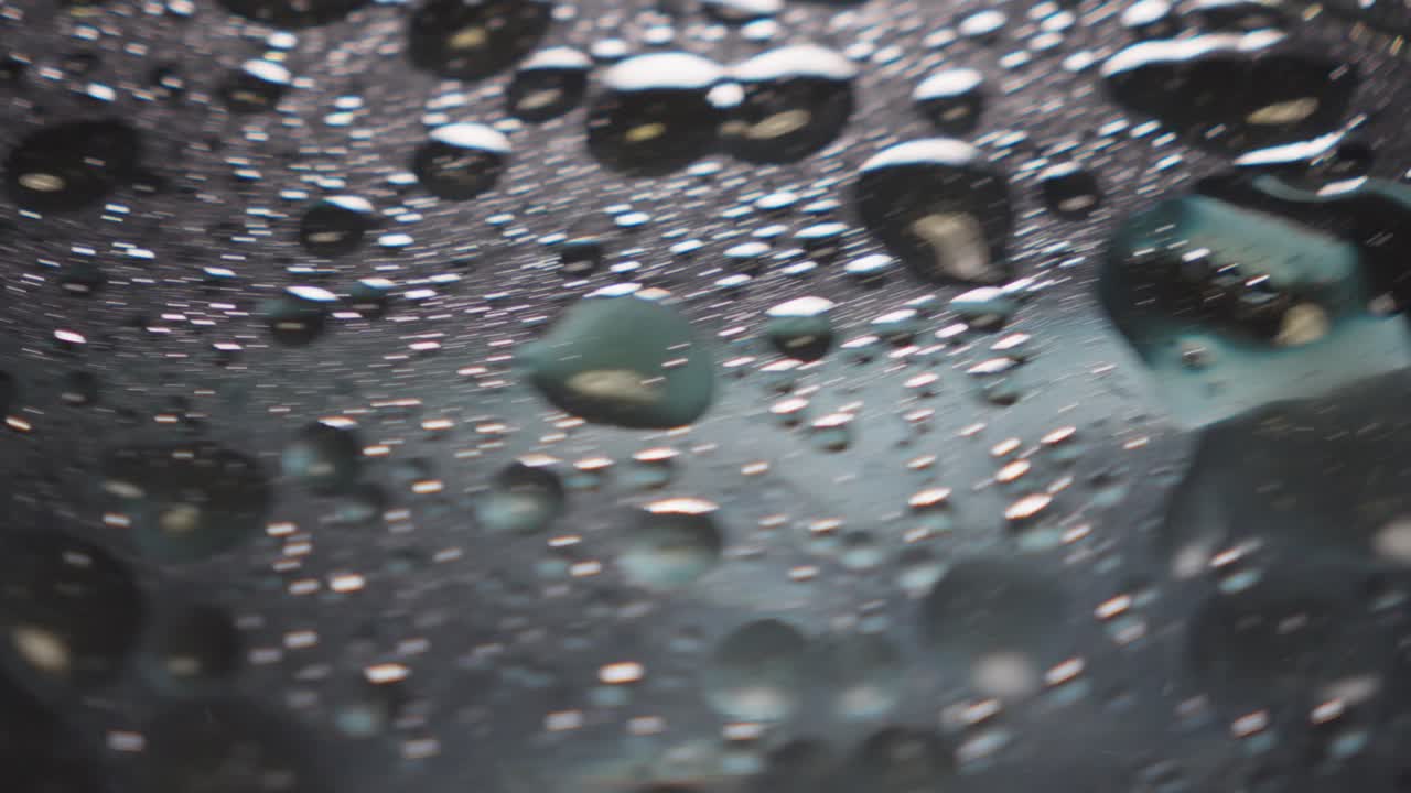 brillos de luz blanca que se reflejan a través del patrón de mancha de aceite flotando en la superficie del líquido transparente con escamas de oro