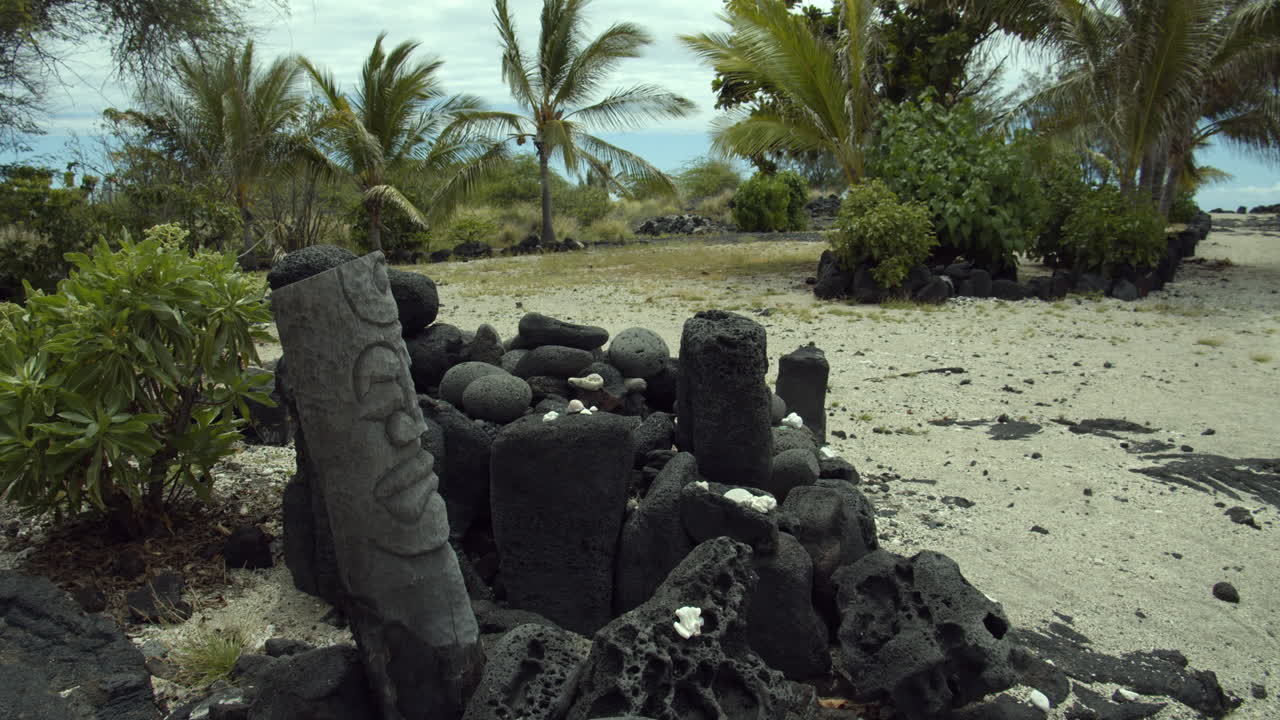 Hawaii statue symbol beach sand tradition historical