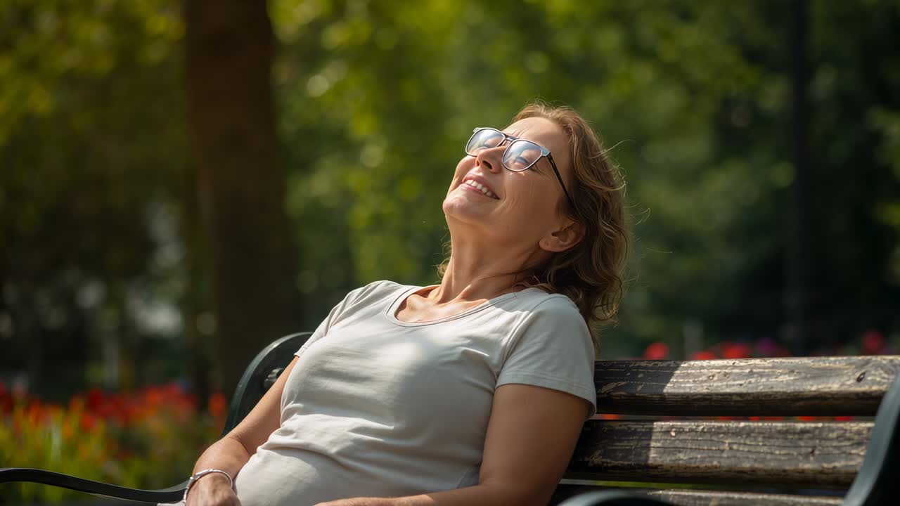 Desenho de uma mulher sorrindo sentada em um banco usando uma camiseta clara, inclinando-se para trás e levantando a cabeça sob a luz do sol com óculos