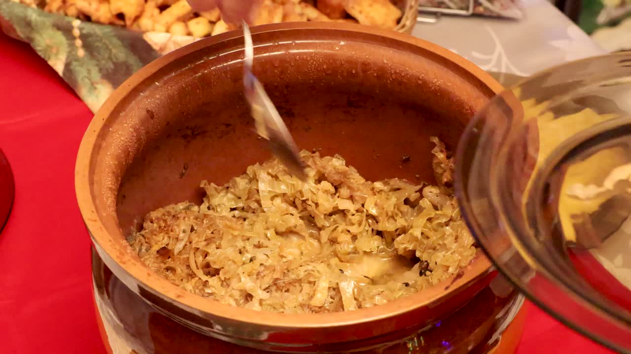 Lähikuva perinteisistä romanialaisista kaalikääryleistä (sarmale), joita tarjoillaan saviruukusta juhla-aterian aikana, kotitekoista juhlaruokaa