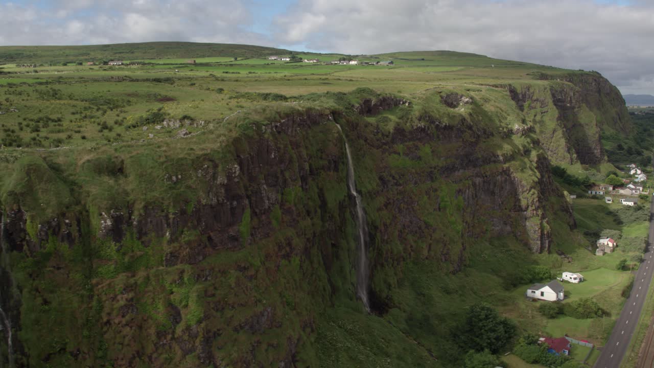 пляж даунхилл и храм муссенден на прибрежном маршруте каузуэй, северная ирландия