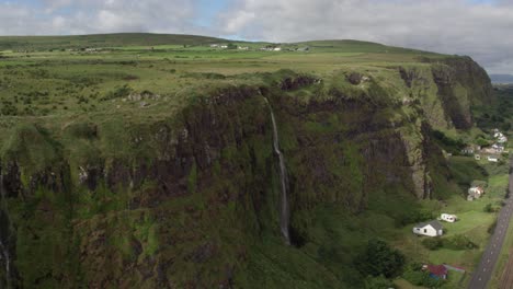 Playa-Cuesta-Abajo-Y-Templo-Mussenden-En-La-Ruta-Costera-De-La-Calzada,-Irlanda-Del-Norte