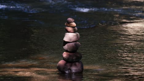 Balanceo-De-Rocas-O-Apilamiento-De-Rocas-En-Medio-Del-Río