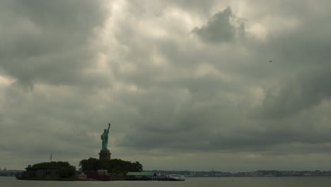 Düsterer-Himmel-über-Dem-Hafen-Von-New-York-City-Und-Der-Freiheitsstatue