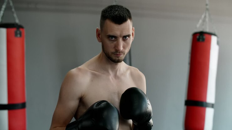 Uomo che si allena nella boxe in palestra
