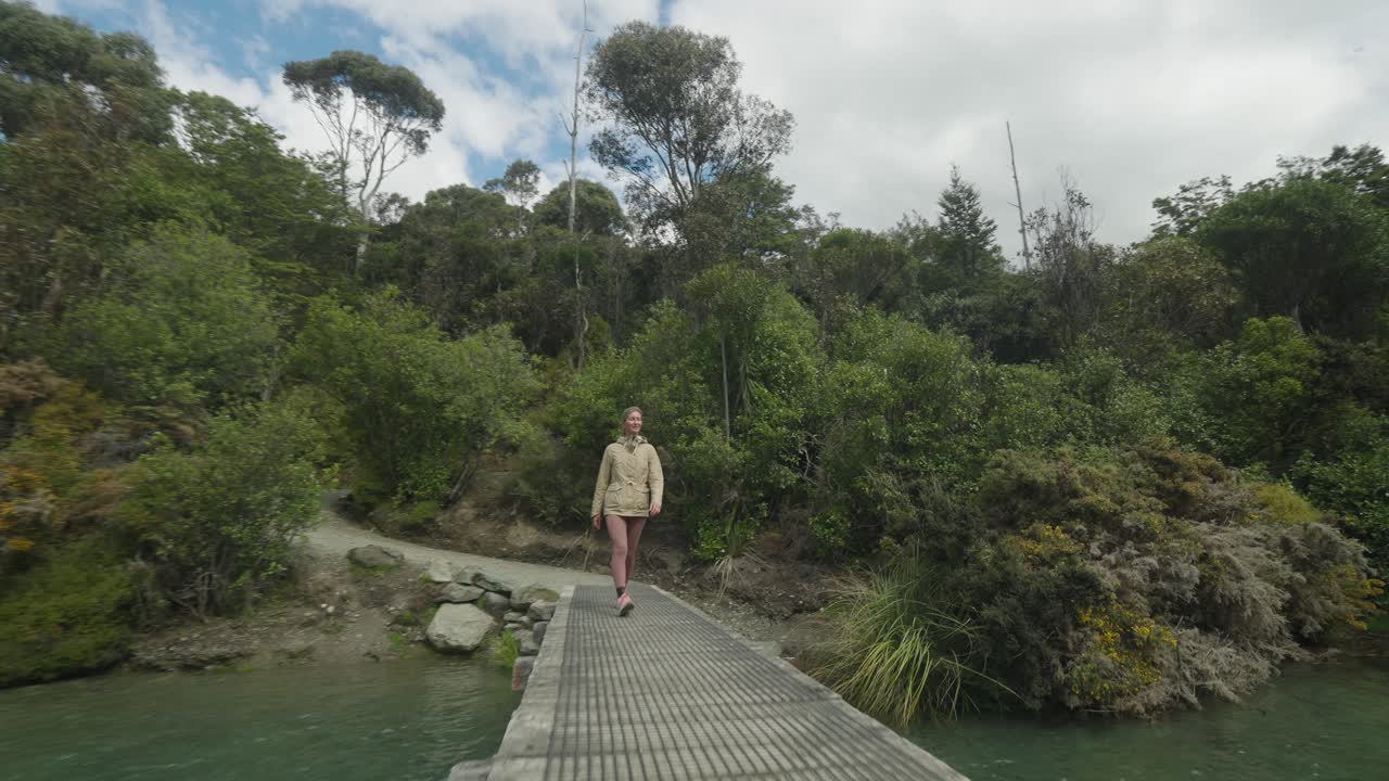 mujer pisando un muelle de madera explorando el lago en nueva zelanda, embarcadero de bobs cove