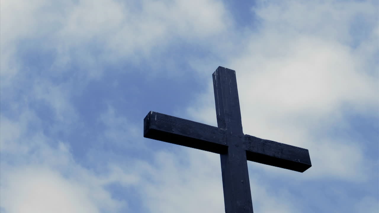 나무 십자가 위 하늘에서 구름이 움직인다