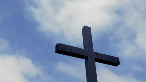 Wolken-Bewegen-Sich-Am-Himmel-über-Einem-Holzkreuz