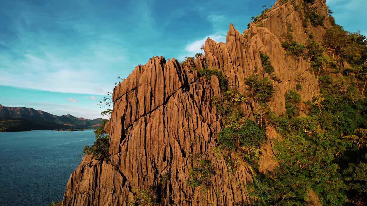 un dron cinematográfico de 4k vuela cerca del acantilado kárstico al atardecer en palawan, filipinas