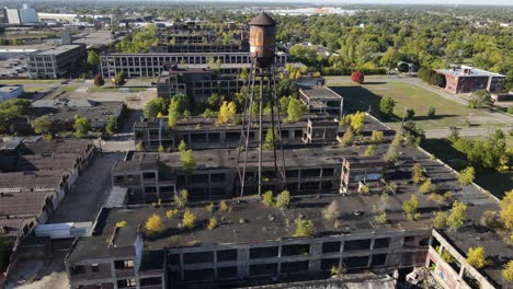 Vieja-Planta-De-Packard-Con-Torre-De-Agua-Oxidada-En-Detroit,-Michigan