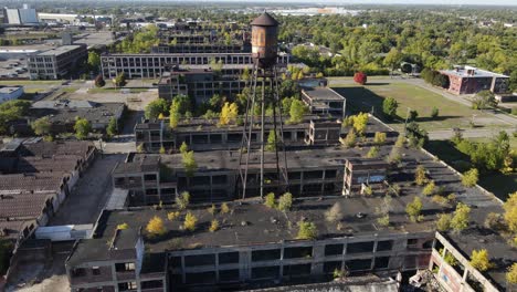 vieja planta de packard con torre de agua oxidada en detroit, michigan
