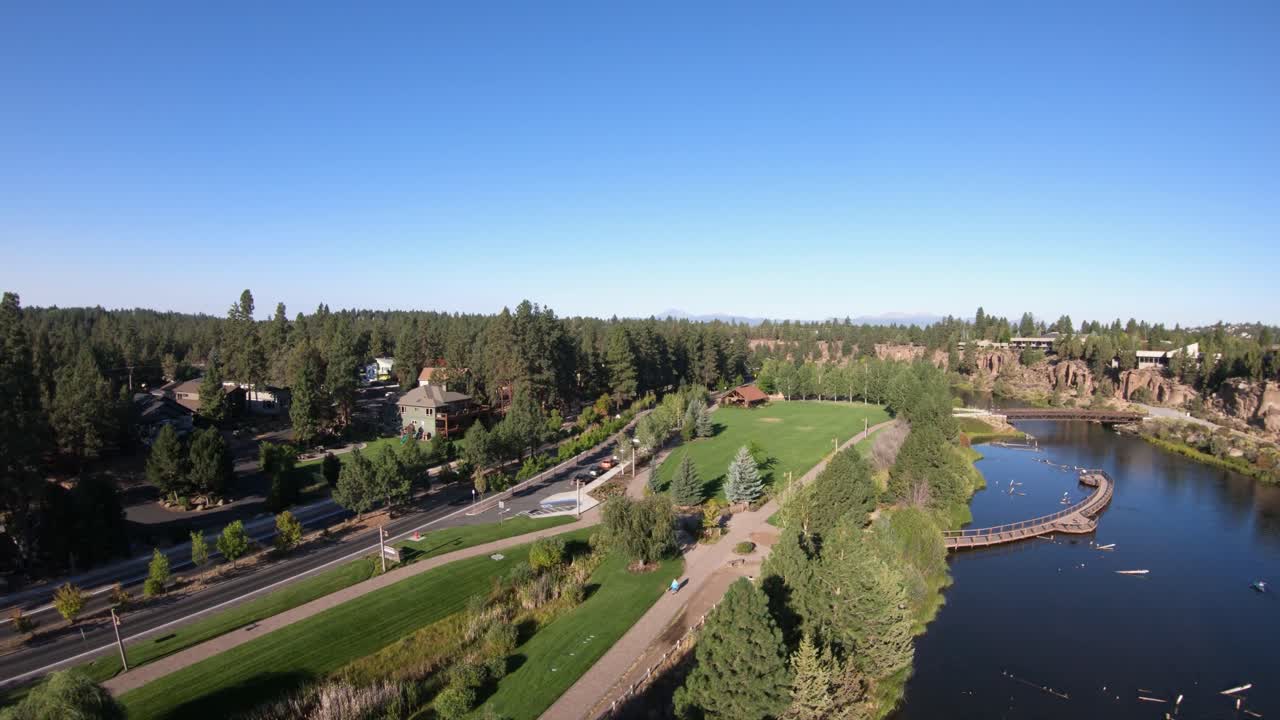 antena de un hermoso y vibrante pueblo de montaña en un día despejado