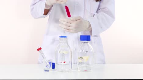 el científico observa el cambio de color en la reacción química