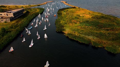 Segelwettbewerb-Für-Junge-Leute-In-Kuiviz