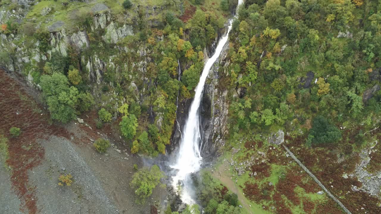 idílica cordillera de snowdonia aber falls falls parque nacional vista aérea alto levantamiento inclinar hacia arriba