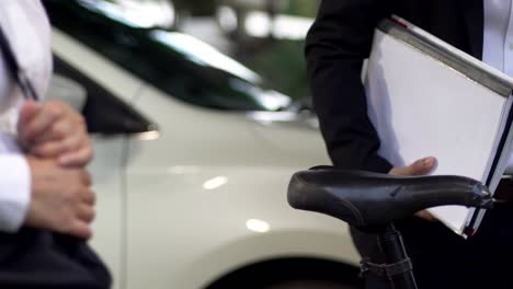 hombre de negocios va a trabajar con bicicleta en un día sin coche en la ciudad