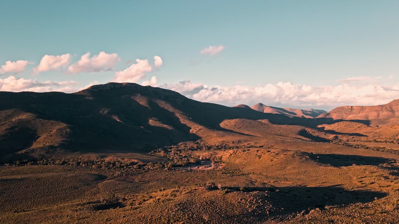 드론이 남아프리카 공화국의 크레인 카루 산맥을 날아다니고 있다.