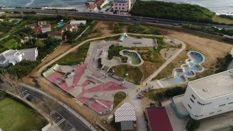 Der-Zug-Von-Cascais-Nach-Lissabon-Führt-Neben-Dem-Skatepark-Des-Wunderschönen-Cascais-Vorbei