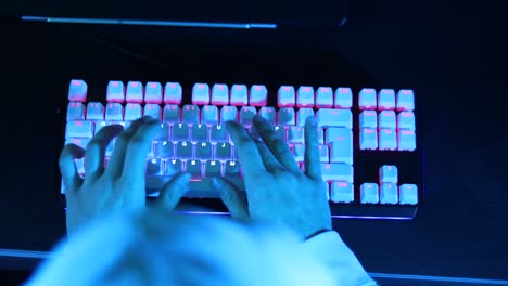 hacker estilo jugador usando un teclado iluminado por led