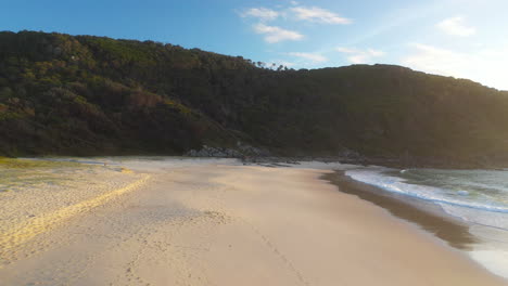 Erstaunliche-Luftaufnahme-Des-Leeren-Schönen-Australischen-Strandes-Bei-Sonnenuntergang