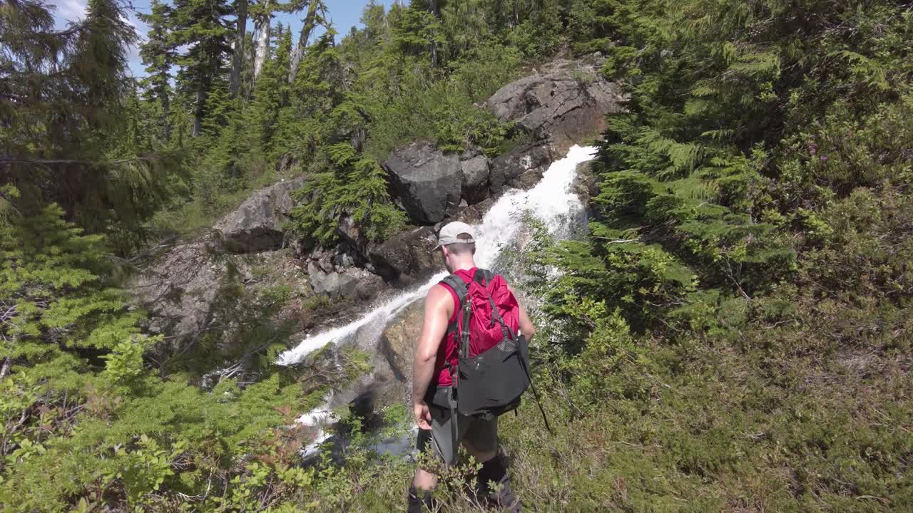 hombre acercándose al agua en el monte 5040, isla de vancouver, canadá