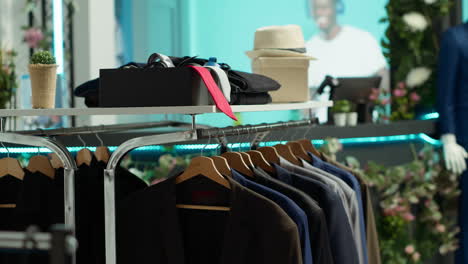 exhibición de moda masculina en una tienda