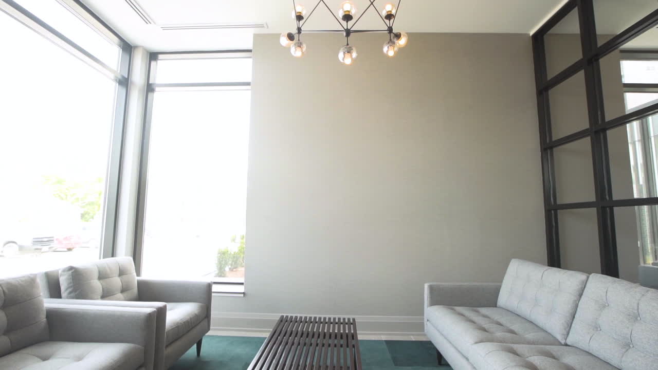 sofás grises modernos en un condominio europeo con una lámpara de araña elegante