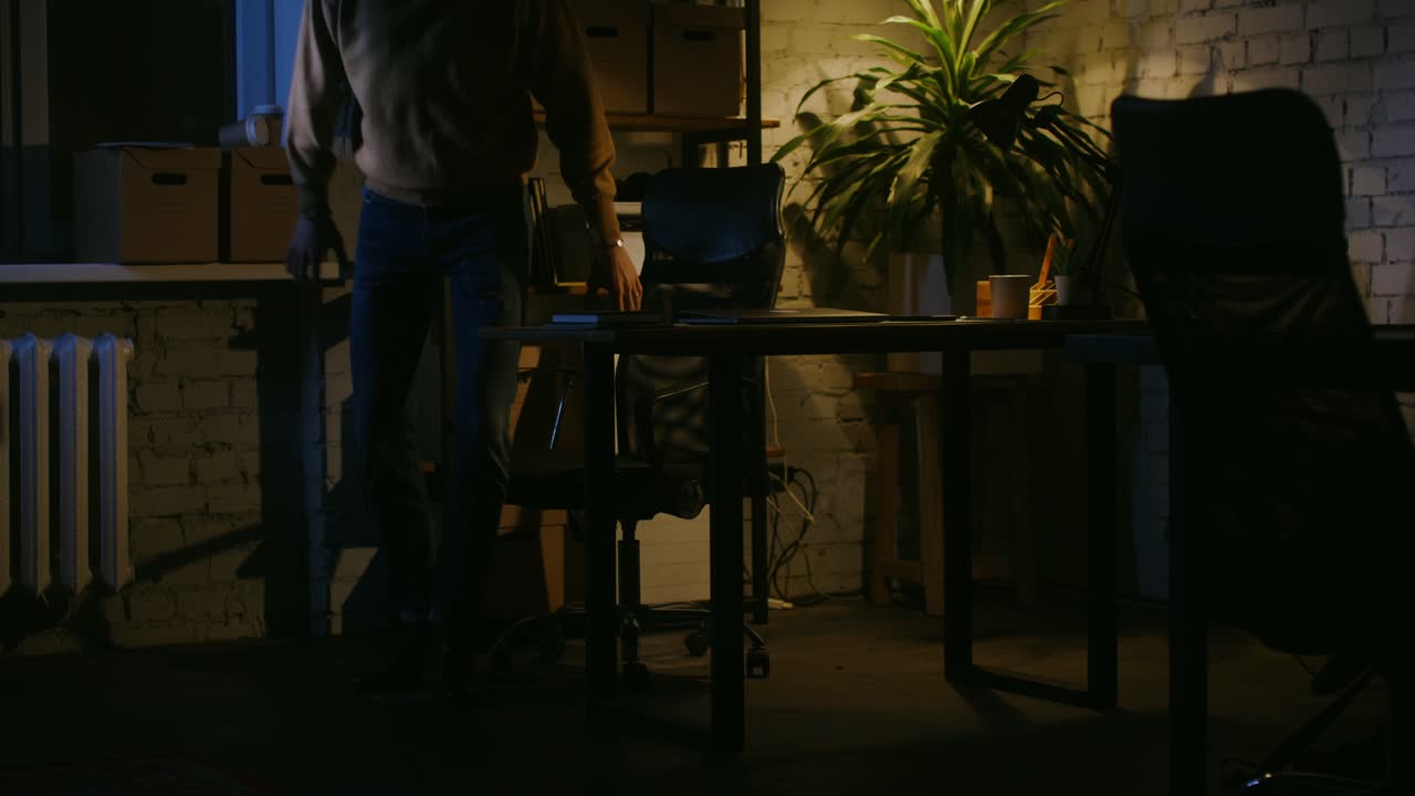 Uomo che lavora a tarda notte in un home office