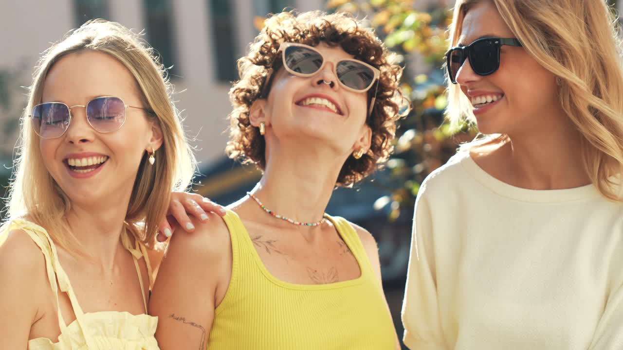 세 명의 여자 친구들이 도시에서 은 날을 즐기고 있습니다.