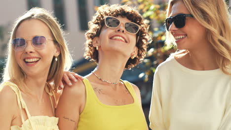 tres amigas disfrutando de un día soleado en la ciudad