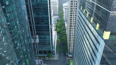 toma panorámica aérea del rascacielos de brisbane en construcción con un ascensor externo descendente