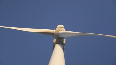 Wurmperspektive-Von-Unten-Detailaufnahme-Windgenerator-In-Tarifa,-Südspanien-Bei-Sonnenuntergang-Licht-Erneuerbare-Energien