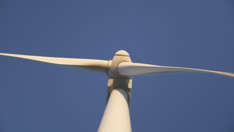 Vista-De-Gusanos-Desde-Abajo-Detalle-Tiro-Generador-Eólico-En-Tarifa,-Sur-De-España-Durante-La-Luz-Del-Atardecer-Energía-Renovable