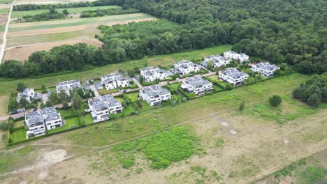 wilanow, foto aérea de aviones no tripulados de edificios residenciales modernos en el área de wilanow de varsovia, polonia