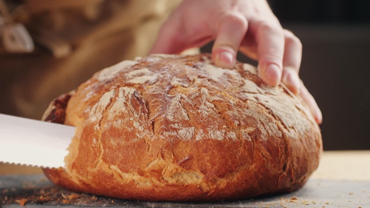 cortando un pan recién horneado